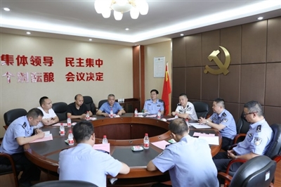 涪陵强制隔离戒毒所党委向全所30余名退役军人和现役军人家属代表发放了《慰问信》和慰问品